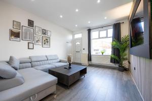 Μια τηλεόραση ή/και κέντρο ψυχαγωγίας στο Deluxe Bolton Cinema House 2BR Modern Retreat with Free Parking