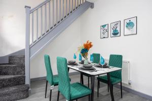 Χώρος καθιστικού στο Deluxe Bolton Cinema House 2BR Modern Retreat with Free Parking +23 φωτογραφίες