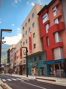 um edifício ao lado de uma rua em Andorra Palace em Andorra-a-Velha