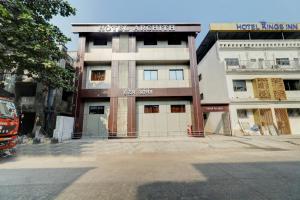 un bâtiment avec un panneau à l'avant dans l'établissement Hotel Archith, à Navi Mumbai