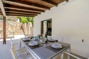 een eetkamer met een tafel en stoelen bij Villa Redonda in Loulé