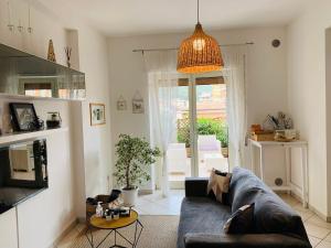 een woonkamer met een bank en een tafel bij A Casa Di Carolina in Cassino