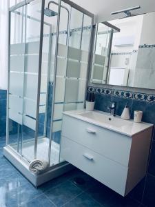 ein Bad mit einem Waschbecken und einem Spiegel in der Unterkunft A Casa Di Carolina in Cassino