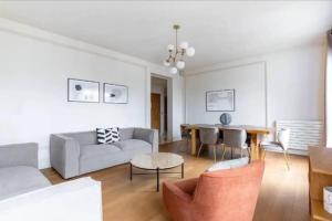 Avenue Montaigne : Luxury Apartment 4P/2BR tesisinde bir oturma alanı