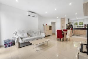 a living room with a couch and a table at La Vida Sin Limites EMP in Empuriabrava