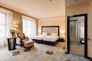 Postel nebo postele na pokoji v ubytování Paris Hotel Yerevan + 37 fotografií