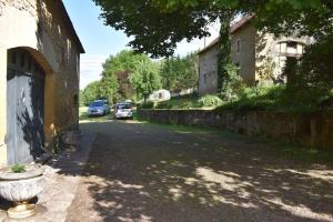a street with cars parked on the side of a building at Gîte du Petit Bois 2/5 pers in Le Buisson de Cadouin