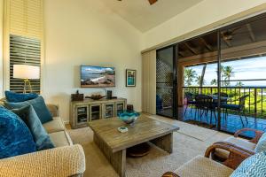 sala de estar con sofá y mesa en Wailea Ekahi One Bedrooms - Ocean View by Coldwell Banker Island Vacations, en Wailea