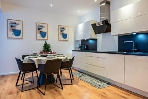 a kitchen with a table and chairs in a room at Casa Caso - Apartment 4 in Achim