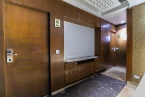 einen Aufzug mit einem weißen Bildschirm in einem Gebäude in der Unterkunft Collection O Hotel Kyra in Ahmedabad