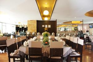 En restaurant eller et spisested på Maninarakorn Hotel