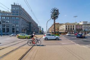 ワルシャワにあるRent like home - Kopernika 4の賑やかな街路自転車に乗る者