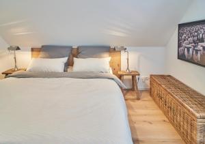 um quarto com uma cama grande e 2 candeeiros em Sunshine Suite - mit Meerblick em Timmendorfer Strand