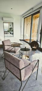 VIBE LUXURY CABINS的休息区