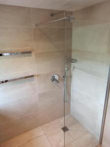 una doccia con porta in vetro in bagno di Ferienwohnung Polsing 19 a Palling
