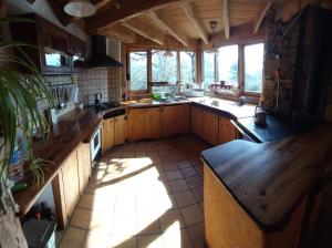 uma vista superior de uma cozinha com paredes e janelas de madeira em Cal Serrat em Abella de la Conca