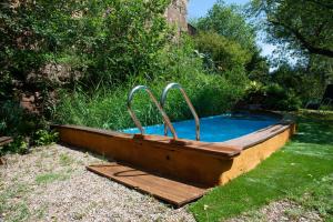 una piscina con una terraza de madera alrededor en Cal Malla petit, en Artés