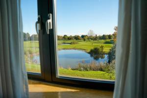 uma janela com vista para um campo de golfe em Bicester Hotel, Golf & Spa em Bicester