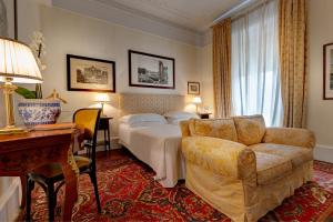 pokój hotelowy z łóżkiem i kanapą w obiekcie Grand Hotel Plaza w Rzymie