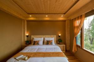 Summer Breeze في Shogi: غرفة نوم بسرير ونافذة كبيرة
