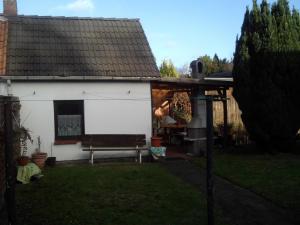 a barbecue in the backyard of a house at Attraktives Häuschen Glogauer in Hamburg