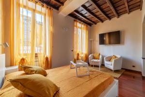 ローマにあるTrastevere Leopard'Oro Apartmentの部屋の中に大きなベッドがある寝室