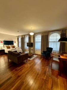 Monument Serviced Apartments في لندن: غرفة معيشة كبيرة مع سرير وأريكة