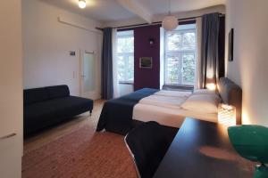 ein Hotelzimmer mit einem Bett und einer Couch in der Unterkunft Vienna Palm Apartments in Wien