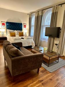a living room with a couch and a bed at Monument Serviced Apartments in London