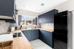 A cozinha ou cozinha compacta de Stylish Sparkling Brand New 3 bed house