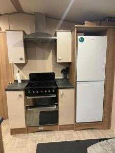 uma cozinha com um fogão e um frigorífico em Nick's Retreat em Clitheroe