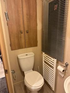 uma pequena casa de banho com WC e lavatório em Nick's Retreat em Clitheroe