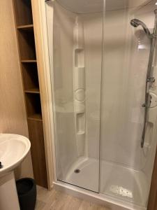 um chuveiro com uma porta de vidro na casa de banho em Nick's Retreat em Clitheroe