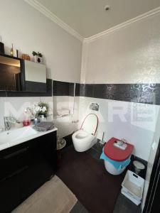 La salle de bains est pourvue de toilettes et d'un lavabo. dans l'établissement Marrakech tamansorte, à Marrakech