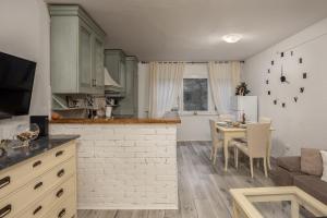 uma cozinha e sala de estar com uma mesa e um sofá em Apartman “Destiny” em Rijeka