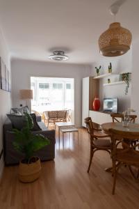 sala de estar con sofá negro y mesa en Alta Mar by Gades Gestión, en Cádiz