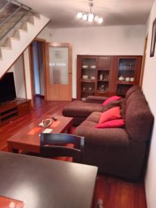 a living room with a couch and a table at La casita de Miguel, con garaje y piscina in Zamora