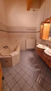 Pension Bischof Lachtal في لاختال: حمام به مغسلتين وحوض استحمام ومرحاض