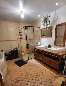 Ένα μπάνιο στο Nid Charentais Angouleme pool jacuzzi