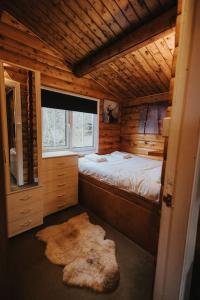Llit o llits en una habitació de Rustic Retreat - 2 Bed Log Cabin in Snowdonia National Park by Seren Short Stays