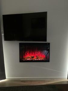 un camino con TV a parete di Chalet Meeresblick Zweite Reihe Haus Nr 250 a Enkhuizen