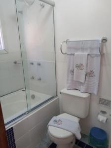 y baño con ducha, aseo y toallas. en Hotel e Spa Provençal, en Canela