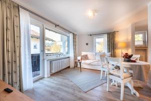 a living room with a table and chairs and a window at Bergjuwel in Garmisch-Partenkirchen