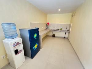een kleine keuken met een blauwe koelkast en een aanrecht bij Dega Gardens in Canggu