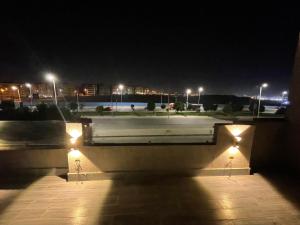 uma vista para uma cidade à noite com luzes em Rove Residence New Cairo no Cairo