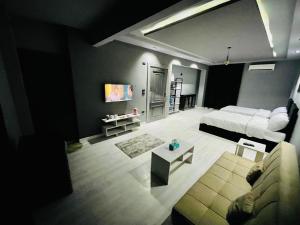 TV a/nebo společenská místnost v ubytování Rove Residence New Cairo