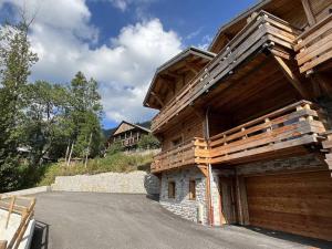 シャテルにあるBois Colombes n5 - Chalet - BO Immobilier - Châtel- remises sur les forfaits de skis Châtel ou Portes du soleilの側面にガレージがある木造住宅