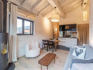 een woonkamer met een tafel en een keuken bij Appartement La Tania, 3 pièces, 4 personnes - FR-1-568-23 in Courchevel