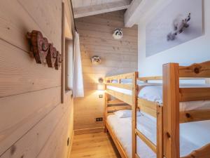 a room with two bunk beds in a cabin at Appartement La Tania, 3 pièces, 4 personnes - FR-1-568-23 in Courchevel