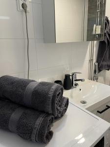 a bathroom with towels on a counter next to a sink at Valoisa kaksio järvinäköaloin in Tampere
